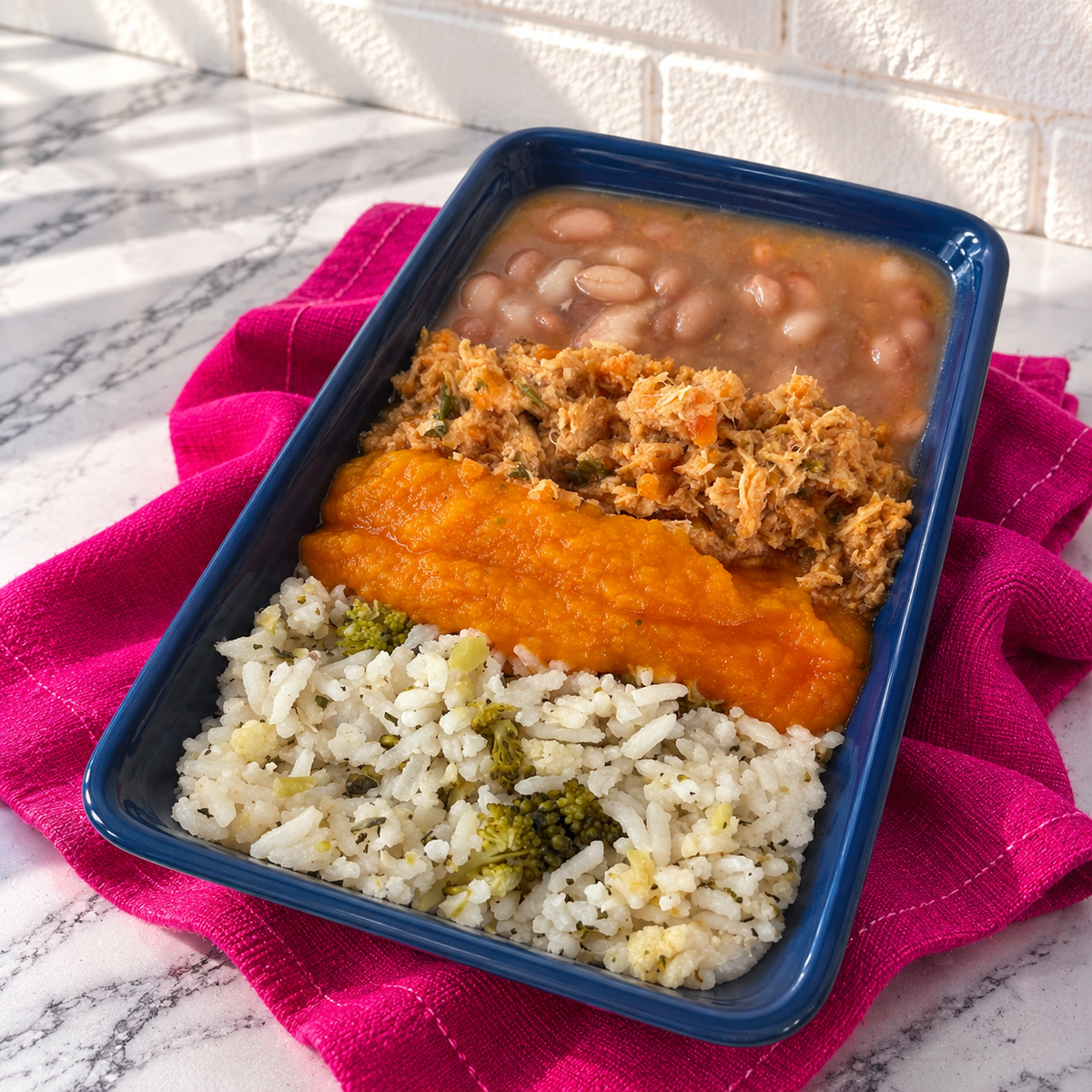 Marmitinha 250g - Frango ensopado, arroz verde e purê de abóbora e feijão carioca