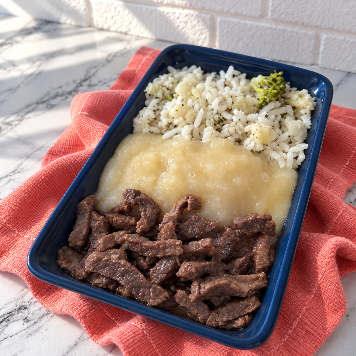 Marmitinha 250g - Tirinhas de carne, pure de aipim e arroz verde