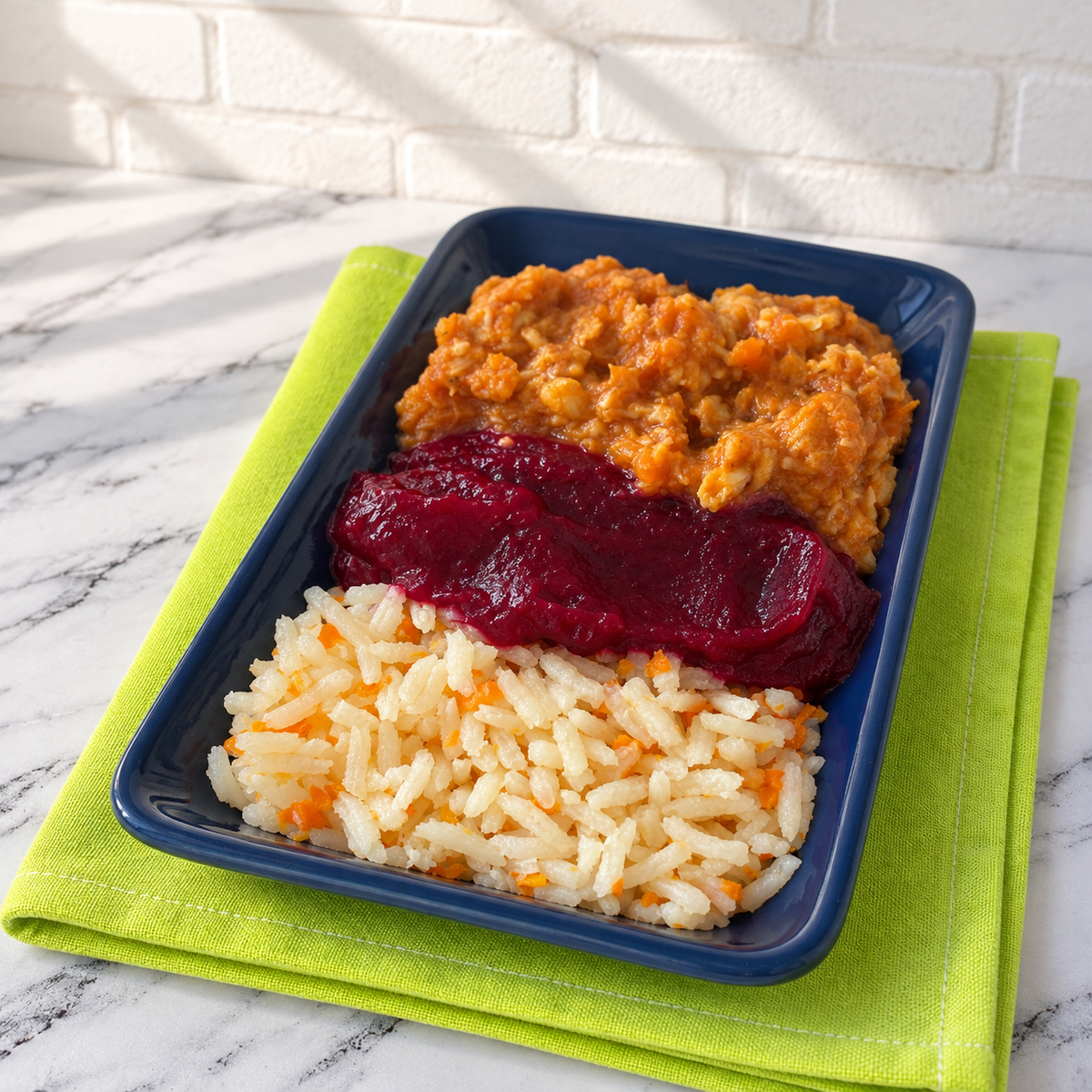 Marmitinha 180g - Peixe ensopado, purê de beterraba e arroz com cenoura